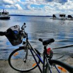 Mielno atrakcje - ścieżka rowerowa - widok roweru na tle jeziora