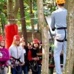 atarkcje Mielno - dzieci uczą się jak wspinać się w parku linowym