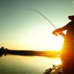 Mielno atrakcje - jezioro Jamno - rybak trzyma wędkę